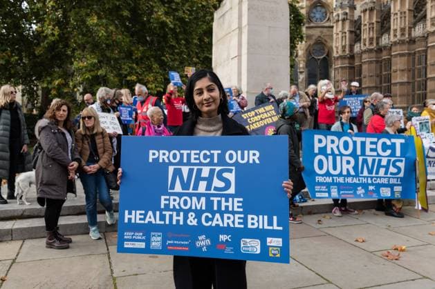 Protest Against NHS Health And Care Bill In London LONDON, UNITED KINGDOM - OCTOBER 26, 2021: Labour Party MP Zarah Sultana holds a placard as health campaigners and Labour Party MPs protest outside the Houses of Parliament against Health and Care Bill which is making its way through the Parliamentary Committee Stage on October 26, 2021 in London, England. The campaigners argue that the government s planned NHS reforms could allow NHS contracts to be awarded to private healthcare companies. London Greater London United Kingdom  Copyright: xWIktorxSzymanowiczx szymanowicz-protesta211026_npx8L