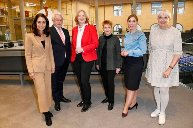Aydan Özoguz, Wolfgang Kubicki, Bärbel Bas, Petra Pau, Yvonne Magwas and Claudia Roth at the photo opportunity with the new presidium of the 20 German Bundestag in the Reichstag building Berlin, 26 10 2021 Foto:xF.xKernx xFuturexImage