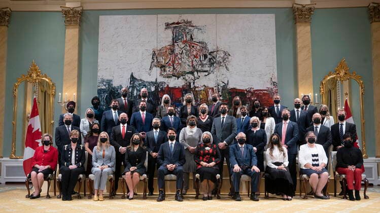 News Bilder des Tages October 26, 2021, Ottawa, ON, Canada: Gov. Gen. Mary May Simon sits with Canadian Prime Minister Justin Trudeau and members of the newly announced cabinet following a swearing in ceremony at Rideau Hall, Tuesday, October 26, 2021 in Ottawa. Ottawa Canada  - ZUMAc35_ 20211026_zaf_c35_158 Copyright: xAdrianxWyldx