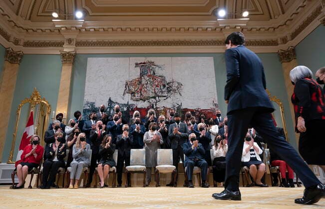 October 26, 2021, Ottawa, ON, Canada: Members of cabinet applaud as Canadian Prime Minister Justin Trudeau and Gov. Gen. Mary May Simon approach for a family photo following a swearing in ceremony at Rideau Hall, Tuesday, October 26, 2021 in Ottawa. Ottawa Canada  - ZUMAc35_ 20211026_zaf_c35_156 Copyright: xAdrianxWyldx