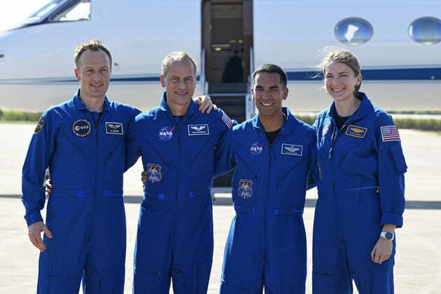 Bilder des Jahres 2021, News 10 Oktober News Themen der Woche KW43 News Bilder des Tages ESA Astronaut Matthias Maurer and NASA Astronauts Tom Marshburn, Raja Chari and Kayla Barron (l to r) pose for the media after arrive at the Kennedy Space Center, Florida on Tuesday, October 26, 2021. The crew is scheduled for launch to the International Space Station on Oct 31.  KSP20211026002 JOExMARINO