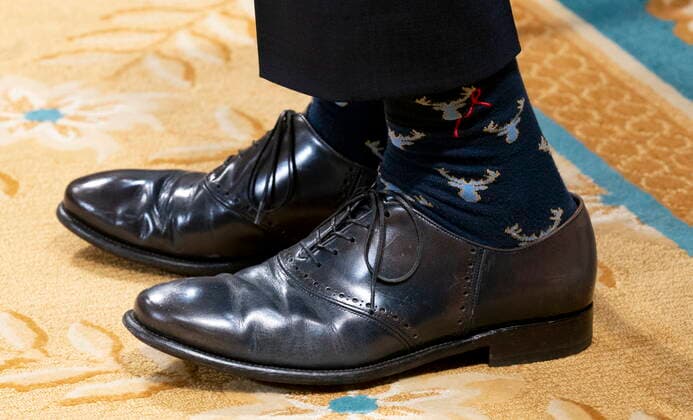 News Bilder des Tages October 26, 2021, Ottawa, ON, Canada: Canadian Prime Minister Justin Trudeau wears socks with a moose pattern during a swearing in ceremony at Rideau Hall, Tuesday, October 26, 2021 in Ottawa. Ottawa Canada  - ZUMAc35_ 20211026_zaf_c35_311 Copyright: xAdrianxWyldx