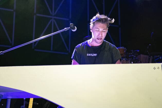 Justin Jesso US American singer and songwriter who lives and works in Los Angeles He became known for the song Stargazing , which he wrote, sang and produced together with Norwegian DJ Kygo Previously, he co-wrote with Ricky Martin his song Vente Paca , which was nominated for Song of the Year at the Latin Grammys in 2017 Stuttgar