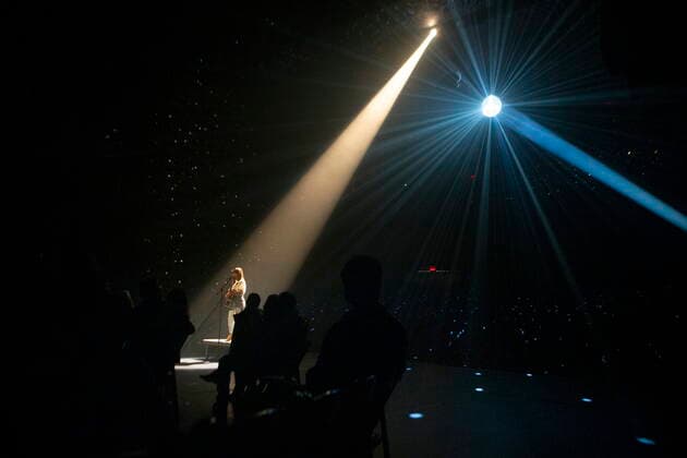 October 26, 2021, Toronto, on, Canada: Musician Feist plays to an audience at Toronto s Meridian Hall on Tuesday, October 26, 2021, as doors open to performances for limited numbers as COVID-19 restrictions ease. Toronto Canada  - ZUMAc35_ 20211026_zaf_c35_324 Copyright: xChrisxYoungx