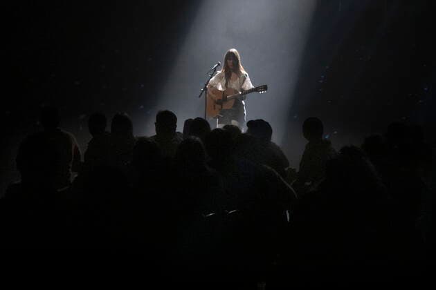 Entertainment Bilder des Tages October 26, 2021, Toronto, on, Canada: Musician Feist plays to an audience at Toronto s Meridian Hall on Tuesday, October 26, 2021, as doors open to performances for limited numbers while COVID-19 restrictions ease. Toronto Canada  - ZUMAc35_ 20211026_zaf_c35_331 Copyright: xChrisxYoungx
