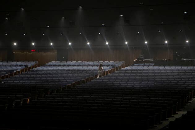 October 26, 2021, Toronto, on, Canada: Musician Feist makes her way through the empty seats at Toronto s Meridian Hall after playing to a small audience, on Tuesday, October 26, 2021, as doors open to performances for limited numbers while COVID-19 restrictions ease. Toronto Canada  - ZUMAc35_ 20211026_zaf_c35_337 Copyright: xChrisxYoungx