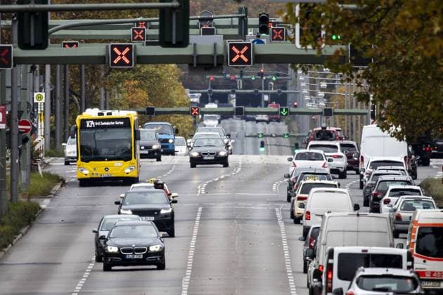 Stadtverkehr auf der Bismarckstrasse in Berlin, 27.10.2021. Berlin Deutschland *** City traffic on Bismarckstrasse in Berlin, 27 10 2021 Berlin Germany Copyright: xFlorianxGaertner photothek.dex