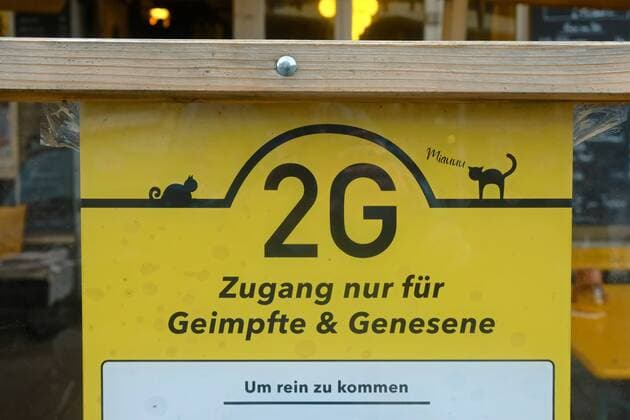 Hamburg, 27 10 2021 Access only for vaccinated and recovered 2G rule in a pub in Hamburg on the Schulterblatt Yellow poster in front of the outdoor area Access to public space is only allowed to persons who are either fully vaccinated or recovere