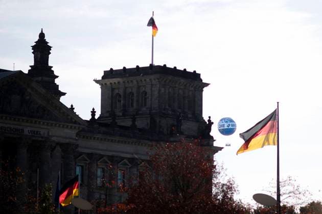 Die Welt DEU, Deutschland, Germany, Berlin, 24.10.2021 Heissluftballon der Zeitung Die Welt vor dem Reichstag im Regierungsviertel in Berlin, Der Hi Flyer ist ein mit Helium gefuellte Fesselballon und als Berlins hoechster Freiluft-Aussichtspunkt eine Touristenattraktion. Er bringt Passagiere in eine Hoehe von 150m und ist durch ein Stahlseil fest mit der Erde verbunden. Auf dem Ballon befindet sich eine grossflaechige Werbung fuer die Tageszeitung vom Axel Springer Verlag . en: Hot air balloon from the newspaper Die Welt in front of the Reichstag in the government district in Berlin, The Hi Flyer is a helium-filled balloon and, as Berlin s highest open-air vantage point, a tourist attraction. It brings passengers to a height of 150m and i