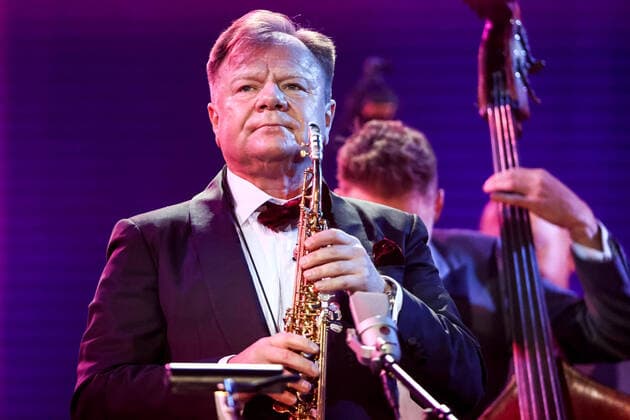 Entertainment Themen der Woche KW43 Entertainment Bilder des Tages MOSCOW, RUSSIA - OCTOBER 27, 2021: Russian jazz saxophonist Igor Butman performs with the Jazz at Lincoln Center Orchestra during a gala concert marking his 60th birthday at the State Kremlin Palace. The concert is held in the COVID-free format. Valery Sharifulin TASS  TS115F36