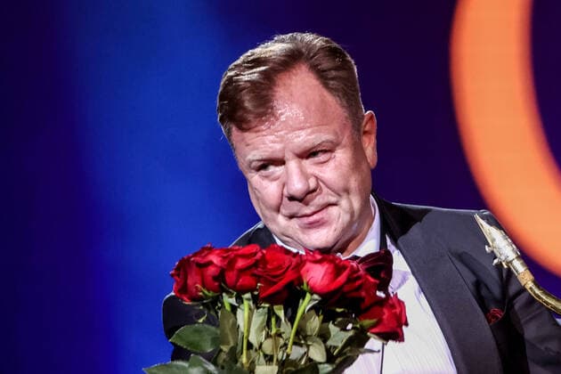 MOSCOW, RUSSIA - OCTOBER 27, 2021: Russian jazz saxophonist Igor Butman receives flowers during a gala concert marking his 60th birthday at the State Kremlin Palace. The concert is held in the COVID-free format. Valery Sharifulin TASS  TS115FAA
