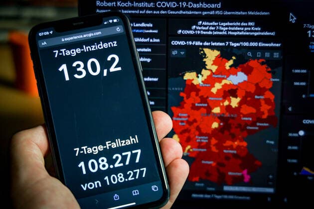Coronavirus in Germany Covid 19 Dashboard of the Robert Koch Institute 28 10 2021 Robert Koch Institute 7 days Incidence 130.2 7 days Number of cases 108 277 COVID 19 cases 4 534 452 Addition of 28 037 compared to the previous day COVID 19 deaths 95 485 Addition of 126 compared to the previous day