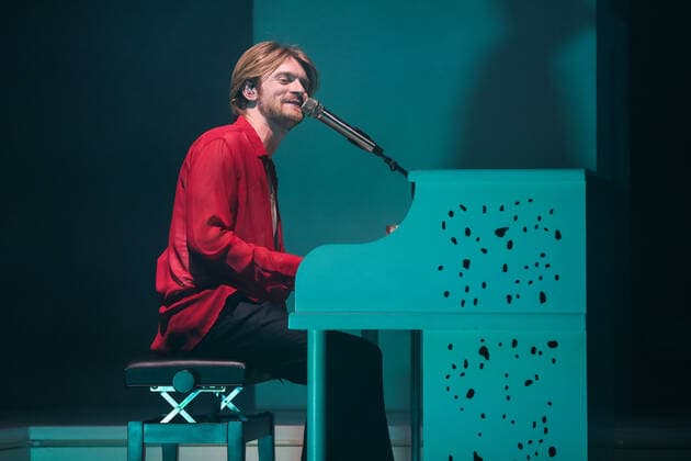 FINNEAS In Concert - Los Angeles, CA Singer FINNEAS (Finneas O Connell) performs on stage at The Wiltern on October 27, 2021 in Los Angeles, California, United States. Los Angeles California United States  Copyright: xImagexPressxAgencyx collin-finneasi211027_npNQo