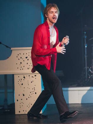 FINNEAS In Concert - Los Angeles, CA Singer FINNEAS (Finneas O Connell) performs on stage at The Wiltern on October 27, 2021 in Los Angeles, California, United States. Los Angeles California United States  Copyright: xImagexPressxAgencyx collin-finneasi211027_npcEW