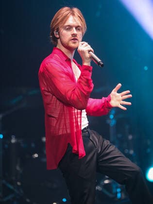 FINNEAS In Concert - Los Angeles, CA Singer FINNEAS (Finneas O Connell) performs on stage at The Wiltern on October 27, 2021 in Los Angeles, California, United States. Los Angeles California United States  Copyright: xImagexPressxAgencyx collin-finneasi211027_npbsu