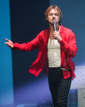 FINNEAS In Concert - Los Angeles, CA Singer FINNEAS (Finneas O Connell) performs on stage at The Wiltern on October 27, 2021 in Los Angeles, California, United States. Los Angeles California United States  Copyright: xImagexPressxAgencyx collin-finneasi211027_npbmc
