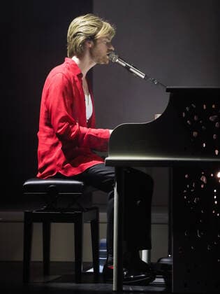 FINNEAS In Concert - Los Angeles, CA Singer FINNEAS (Finneas O Connell) performs on stage at The Wiltern on October 27, 2021 in Los Angeles, California, United States. Los Angeles California United States  Copyright: xImagexPressxAgencyx collin-finneasi211027_npBB7