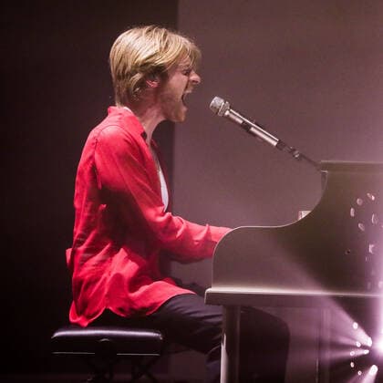 FINNEAS In Concert - Los Angeles, CA Singer FINNEAS (Finneas O Connell) performs on stage at The Wiltern on October 27, 2021 in Los Angeles, California, United States. Los Angeles California United States  Copyright: xImagexPressxAgencyx collin-finneasi211027_npUoW