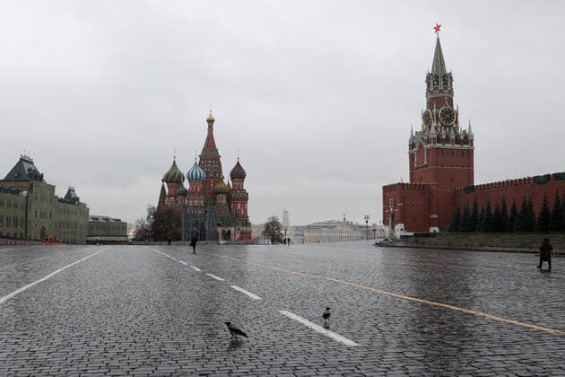 News Bilder des Tages MOSCOW, RUSSIA - OCTOBER 28, 2021: Birds circle over the deserted Red Square. A recent surge in COVID-19 cases in Russia has prompted the Moscow authorities to declare non-working days with pay from October 28 to November 7. Sergei Bobylev TASS  TS1160A7