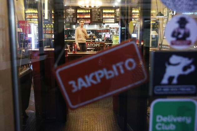 MOSCOW, RUSSIA - OCTOBER 28, 2021: A sign reading Closed outside a cafe on Nikolskaya Street in the city s centre. A recent surge in COVID-19 cases in Russia has prompted the Moscow authorities to declare non-working days with pay from October 28 to November 7. Sergei Bobylev TASS  TS1160AA
