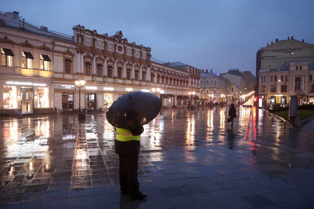 MOSCOW, RUSSIA - OCTOBER 28, 2021: A person with an umbrella stands on Kuznetsky Most Street in the city s centre. A recent surge in COVID-19 cases in Russia has prompted the Moscow authorities to declare non-working days with pay from October 28 to November 7. Sergei Bobylev TASS  TS1160B0