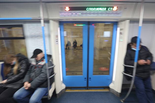 MOSCOW, RUSSIA - OCTOBER 28, 2021: Citizens travel on a Moscow Metro train. A recent surge in COVID-19 cases in Russia has prompted the Moscow authorities to declare non-working days with pay from October 28 to November 7. Sergei Bobylev TASS  TS1160BA