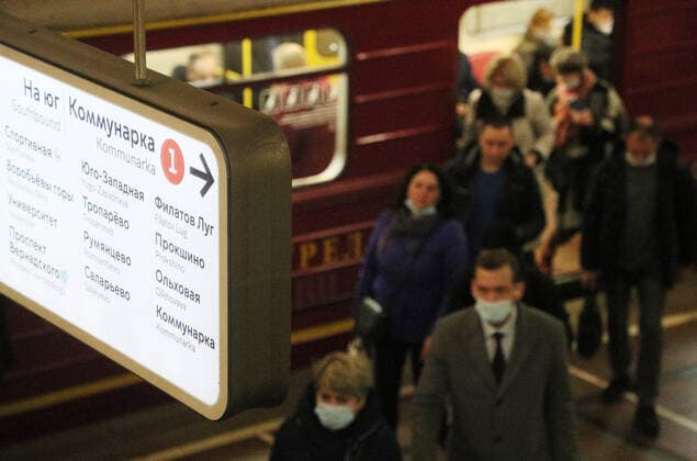 MOSCOW, RUSSIA - OCTOBER 28, 2021: Passengers emerge from a Moscow Metro train. A recent surge in COVID-19 cases in Russia has prompted the Moscow authorities to declare non-working days with pay from October 28 to November 7. Sergei Bobylev TASS  TS1160DB