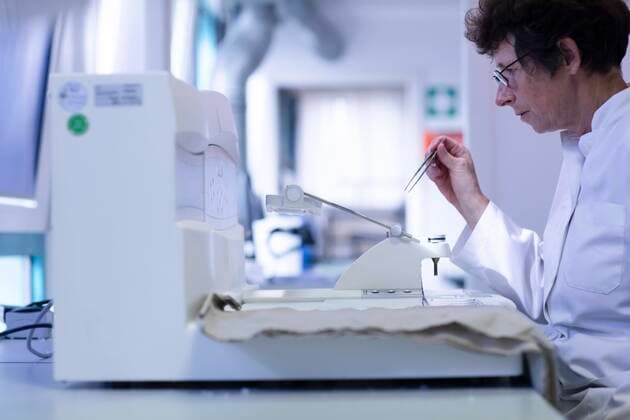  Technikerin in einem Labor arbeitend, Freiburg, Baden- Württemberg, Deutschland, Europa *** Technician working in a laboratory, Freiburg, Baden Württemberg, Germany, Europe Copyright: imageBROKER/SigridxGombert ibxsig07161195.jpg