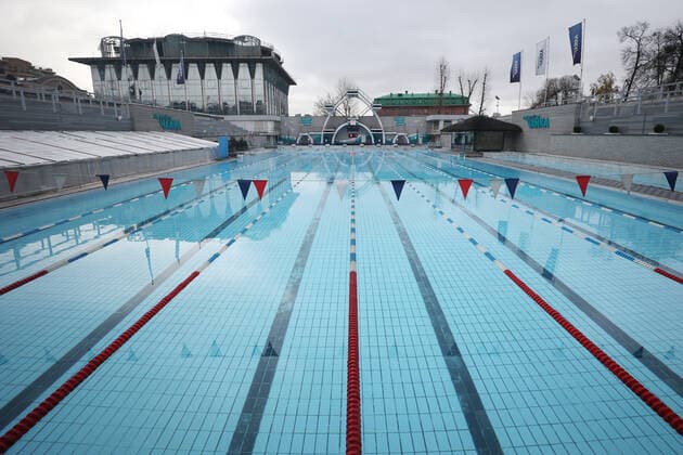 MOSCOW, RUSSIA - OCTOBER 28, 2021: A view of the deserted Chaika outdoor swimming pool in central Moscow. A recent surge in COVID-19 cases in Russia has prompted the Moscow authorities to declare non-working days with pay from October 28 to November 7. For the duration of this period, shopping centres, entertaining establishments, gyms and non-food stores are to close, elective and inpatient medical care delivery suspended, takeaway or delivery services only available at eating establishments, QR-codes required for hotel check-ins and museum visits. Sergei Bobylev TASS  TS11614F