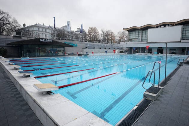 MOSCOW, RUSSIA - OCTOBER 28, 2021: A security guard patrols the deserted Chaika outdoor swimming pool in central Moscow. A recent surge in COVID-19 cases in Russia has prompted the Moscow authorities to declare non-working days with pay from October 28 to November 7. For the duration of this period, shopping centres, entertaining establishments, gyms and non-food stores are to close, elective and inpatient medical care delivery suspended, takeaway or delivery services only available at eating establishments, QR-codes required for hotel check-ins and museum visits. Sergei Bobylev TASS  TS116156