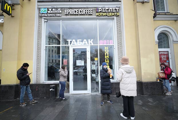 MOSCOW, RUSSIA - OCTOBER 28, 2021: Citizens stand outside a closed store. A recent surge in COVID-19 cases in Russia has prompted the Moscow authorities to declare non-working days with pay from October 28 to November 7. Mikhail Tereshchenko TASS  TS1161DE