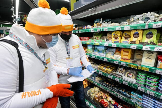 MOSCOW, RUSSIA - OCTOBER 28, 2021: Volunteers shop for groceries to deliver them home to senior citizens aged over 60. A recent surge in COVID-19 cases in Russia has prompted the Moscow authorities to declare non-working days with pay from October 28 to November 7. Vladimir Gerdo TASS  TS1161FA