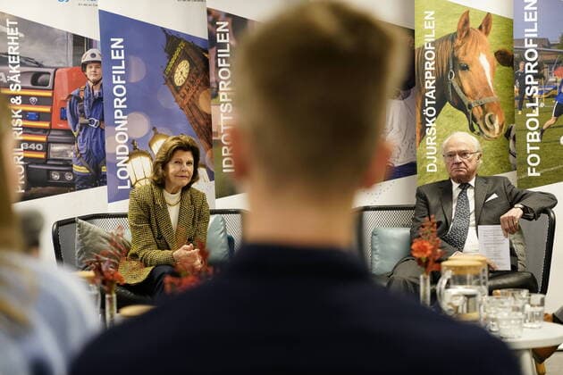 Queen Silvia and King Carl Gustaf at Osbecksgymnasiet Osbeck high school in Laholm, Sweden, on Oct 28, 2021 The Royal Couple is on a one day county visit to Halland LAHOLM Sweden x9200x,  Copyright: xBjörnxLarssonxRosvall TTx ROYAL COUNTY VISIT HALLAND