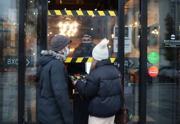 MOSCOW, RUSSIA - OCTOBER 28, 2021: Customers make a Black Star Burger takeaway order. A recent surge in COVID-19 cases in Russia has prompted the Moscow authorities to declare non-working days with pay from October 28 to November 7. Mikhail Tereshchenko TASS  TS1161FB