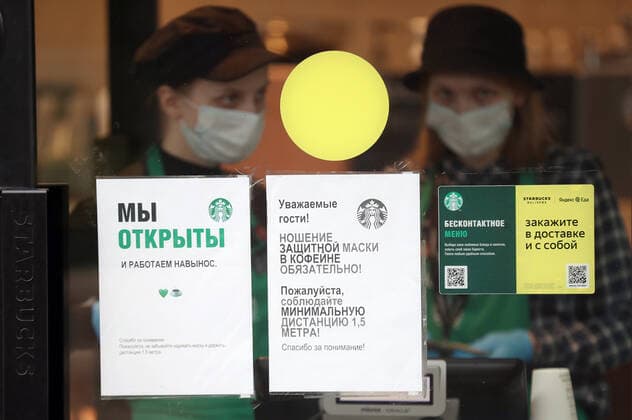MOSCOW, RUSSIA - OCTOBER 28, 2021: Takeaway service and face mask requirement signs put up outside a Black Star Burger restaurant. A recent surge in COVID-19 cases in Russia has prompted the Moscow authorities to declare non-working days with pay from October 28 to November 7. Mikhail Tereshchenko TASS  TS1161FD