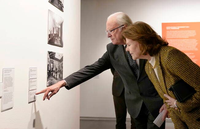 Queen Silvia and King Carl Gustaf at Halland Art Museum in Halmstad, Sweden, on Oct 28, 2021 The Royal Couple is on a one day county visit to Halland HALMSTAD Sweden x9200x,  Copyright: xBjörnxLarssonxRosvall TTx ROYAL COUNTY VISIT HALLAND
