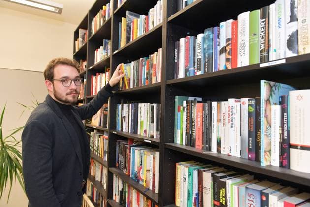 Gebäude lassen sich abtragen und neu aufbauen, Erinnerungen nicht: Behutsam und voller Empathie zeichnet Autor Lukas Rietzschel in seinem Buch Raumfahrer ein eindrückliches Bild von Menschen, die durch große gesellschaftliche und politische Veränderungen geprägt sind - und von Verletzungen, die sich durch Generationen hindurchziehen und scheinbar nie verheilen. Im Rahmen der 25. Erfurter Herbstlese ist der 27-Jährige am Donnerstag, 28. Oktober 2021, zu Gast im Haus Dacheröden in Erfurt., Erfurt Thüringen Deutschland *** Buildings can be demolished and rebuilt, memories cannot Cautiously and full of empathy, author Lukas Rietzschel draws in his book Raumfahrer an impressive picture of people who are shaped by major social and political ch Copyright: xUwe-JensxIgelx