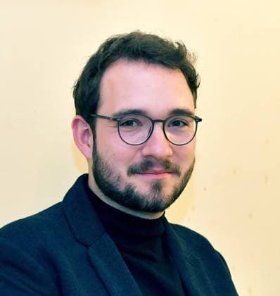 Gebäude lassen sich abtragen und neu aufbauen, Erinnerungen nicht: Behutsam und voller Empathie zeichnet Autor Lukas Rietzschel in seinem Buch Raumfahrer ein eindrückliches Bild von Menschen, die durch große gesellschaftliche und politische Veränderungen geprägt sind - und von Verletzungen, die sich durch Generationen hindurchziehen und scheinbar nie verheilen. Im Rahmen der 25. Erfurter Herbstlese ist der 27-Jährige am Donnerstag, 28. Oktober 2021, zu Gast im Haus Dacheröden in Erfurt., Erfurt Thüringen Deutschland *** Buildings can be demolished and rebuilt, memories cannot Cautiously and full of empathy, author Lukas Rietzschel draws in his book Raumfahrer an impressive picture of people who are shaped by major social and political ch Copyright: xUwe-JensxIgelx