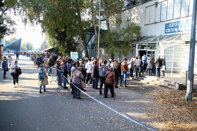 News Bilder des Tages PXL_Vaccinations People are waiting in the line for vaccinations against the coronavirus disease (COVID-19) at Zagreb Fair, in Zagreb, Croatia, on October 28, 2021. MatijaxHabljak PIXSELL