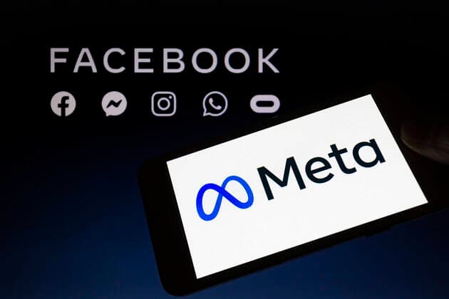 News Bilder des Tages October 28, 2021: Facebook has changed its corporate name to Meta as part of a major rebrand. The company said it would better encompass what it does, as it broadens its reach beyond social media into areas like virtual reality (VR). The change does not apply to its individual platforms, such as Facebook, Instagram and Whatsapp, only the parent company that owns them. Logo of Meta, a social technology company, is displayed on a smartphone backdropped by Facebook company logo on screen. Asuncion Paraguay - ZUMAc217 20211028_zip_c217_007 Copyright: xAndrexM.xChangx
