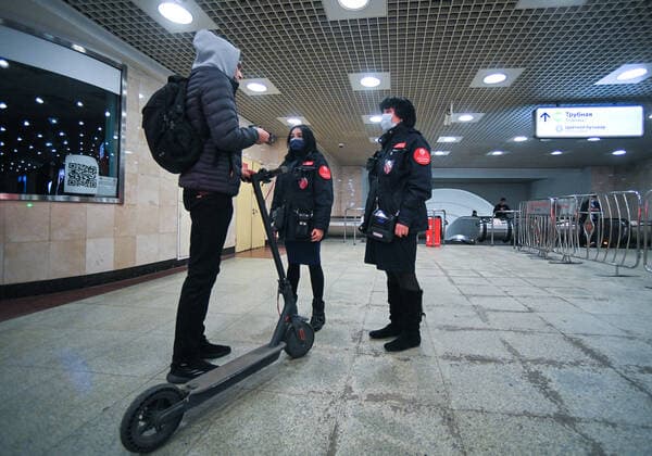 Russia Coronavirus Restrictions 6684210 29.10.2021 Moscow s metro security personnel stops a passenger without a protective mask as she walks in the subway in Moscow, Russia. Officers hand out fines to those who are not wearing masks on public transport or if the mask does not cover a nose and mouth. The fine is 5,000 rubles. Evgeny Odinokov Sputnik Moscow Russia  Copyright: xEvgenyxOdinokovx