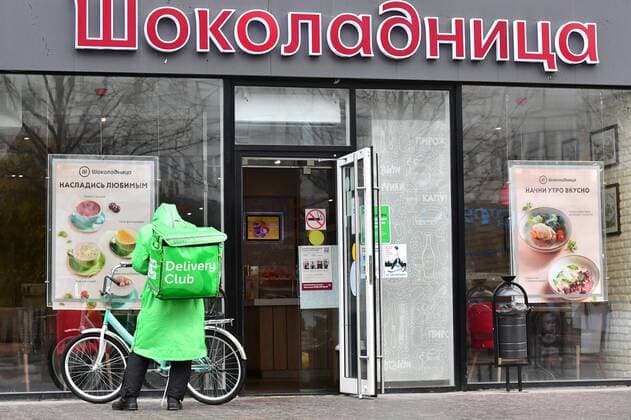 Russia Coronavirus Restrictions 6684213 29.10.2021 A courier of Delivery Club company waits for an order outside a cafe as restrictions are imposed to curb the spread of the coronavirus disease in Moscow, Russia. Alexey Kudenko Sputnik Moscow Russia  Copyright: xAlexeyxKudenkox