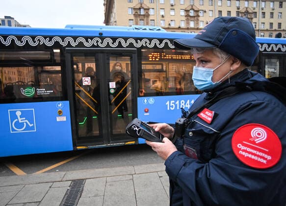 Russia Coronavirus Restrictions 6684227 29.10.2021 A transport company employees check compliance with the face mask requirement on a bus stop, in Moscow, Russia. Officers hand out fines to those who are not wearing masks on public transport or if the mask does not cover a nose and mouth. The fine is 5,000 rubles. Evgeny Odinokov Sputnik Moscow Russia  Copyright: xEvgenyxOdinokovx