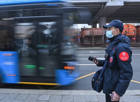 News Bilder des Tages Russia Coronavirus Restrictions 6684229 29.10.2021 A transport company employees check compliance with the face mask requirement on a bus stop, in Moscow, Russia. Officers hand out fines to those who are not wearing masks on public transport or if the mask does not cover a nose and mouth. The fine is 5,000 rubles. Evgeny Odinokov Sputnik Moscow Russia  Copyright: xEvgenyxOdinokovx