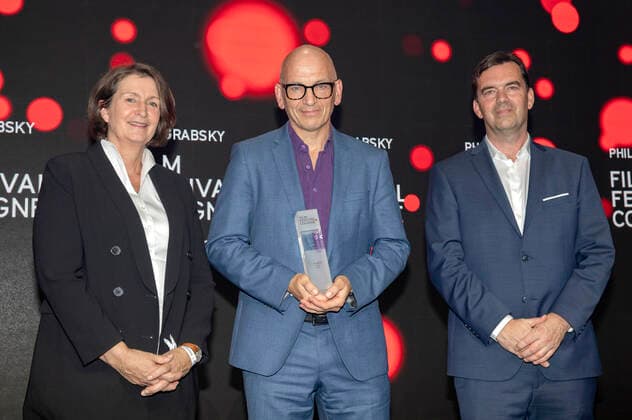 Phil Grabsky with laudators at the Film Festival Cologne Awards 2021 at 31 Film Festival Cologne 2021 at E Werk Cologne, 28 10 2021. Foto:xR.xSchmiegeltx xFuturexImage