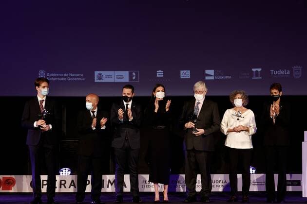 Queen Letizia of Spain (C) stands next to relatives of late Spanish filmmakers Luis García Berlanga, Juan Antonio Bardem and Fernando Fernan Gomez such as Jorge Garcia Berlanga (L), Maria Bardem (2R) and Fernando Fernan Gomez (3R) among others during the tribute held in their honor at Tudela s Debut Film Festival held in Tudela, Navarra, Spain, 29 October 2021. Spanish Queen attends 21st edition of Tudela s Debut Film Festival !ACHTUNG: NUR REDAKTIONELLE NUTZUNG!  Copyright: xJesusxDigesx GRAF2110 20211029-91f757fb43b284e21aa7a30029751284d2e1f973