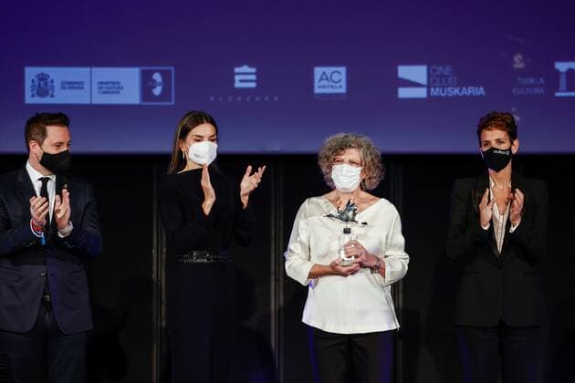 Queen Letizia of Spain (2L) stands next to María Bardem (2R), daughter of late Spanish filmmaker Juan Antonio Bardem, during a tribute gala held in his honor and two other late Spanish filmmakers; Luis Garcia Berlanga and Fernando Fernan Gomez, at Tudela s Debut Film Festival held in Tudela, Navarra, Spain, 29 October 2021. Spanish Queen attends 21st edition of Tudela s Debut Film Festival !ACHTUNG: NUR REDAKTIONELLE NUTZUNG!  Copyright: xJesusxDigesx GRAF2124 20211029-d94a90a6362e432a37a50e2663b120579b243f56