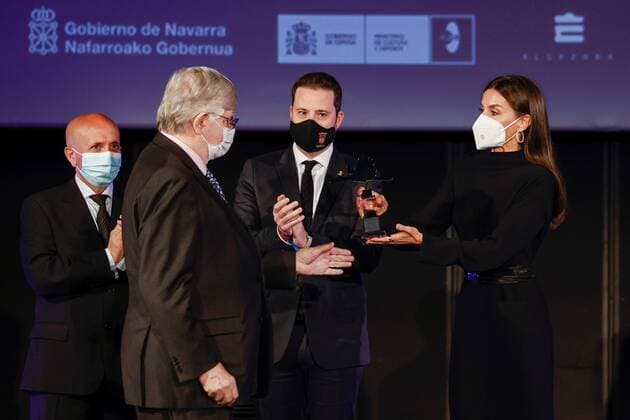 Queen Letizia of Spain (R) stands next to Fernando Fernan-Gomez (2L), son of late Spanish filmmaker Fernando Fernan Gomez, during a tribute gala held in his honor and two other late Spanish filmmakers; Luis Garcia Berlanga and Juan Antonio Bardem, at Tudela s Debut Film Festival held in Tudela, Navarra, Spain, 29 October 2021. Spanish Queen attends 21st edition of Tudela s Debut Film Festival !ACHTUNG: NUR REDAKTIONELLE NUTZUNG!  Copyright: xJesusxDigesx GRAF2126 20211029-7253139f3299b077e6b2ea800c805a261315f587