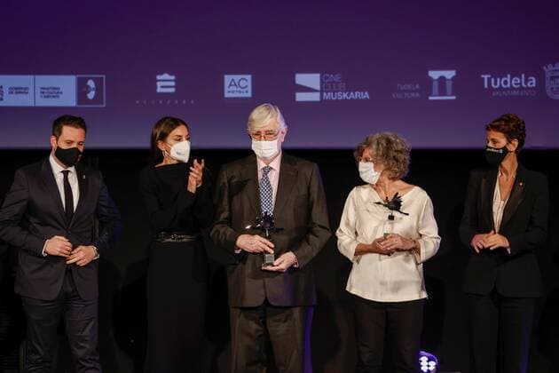 Queen Letizia of Spain (2L) stands next to relatives of late Spanish filmmakers Luis García Berlanga, Juan Antonio Bardem and Fernando Fernan Gomez such as Maria Bardem (2R) and Fernando Fernan Gomez (3R) among others during the tribute held in their honor at Tudela s Debut Film Festival held in Tudela, Navarra, Spain, 29 October 2021. Spanish Queen attends 21st edition of Tudela s Debut Film Festival !ACHTUNG: NUR REDAKTIONELLE NUTZUNG!  Copyright: xJesusxDigesx GRAF2116 20211029-aa77ee0c47ef8433eb3aaa51304f561adfcb7953