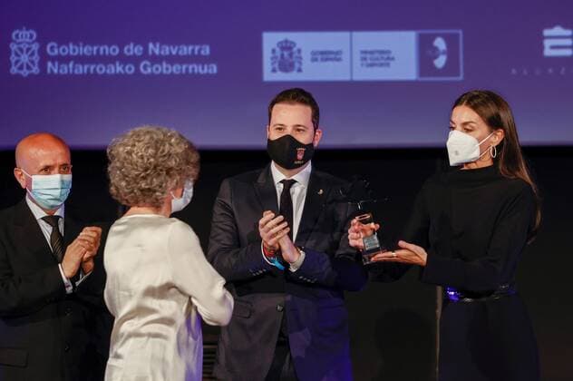 Queen Letizia of Spain (R) stands next to María Bardem (2L), daughter of late Spanish filmmaker Juan Antonio Bardem, during a tribute gala held in his honor and two other late Spanish filmmakers; Luis Garcia Berlanga and Fernando Fernan Gomez, at Tudela s Debut Film Festival held in Tudela, Navarra, Spain, 29 October 2021. Spanish Queen attends 21st edition of Tudela s Debut Film Festival !ACHTUNG: NUR REDAKTIONELLE NUTZUNG!  Copyright: xJesusxDigesx GRAF2147 20211029-c428a9dd057a2cd625f219bdc5d28d65d15239aa